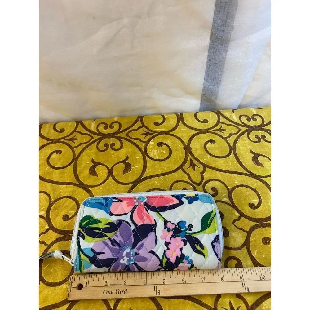 Vera Bradley Accordion Wallet Marian Floral Signature multi-color 8x4" - Picture 1 of 4